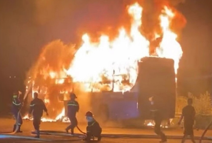 Xe khách bốc cháy dữ dội trên đường đi Hà Nam, hàng hóa bị thiêu sạch - Ảnh Dân Trí