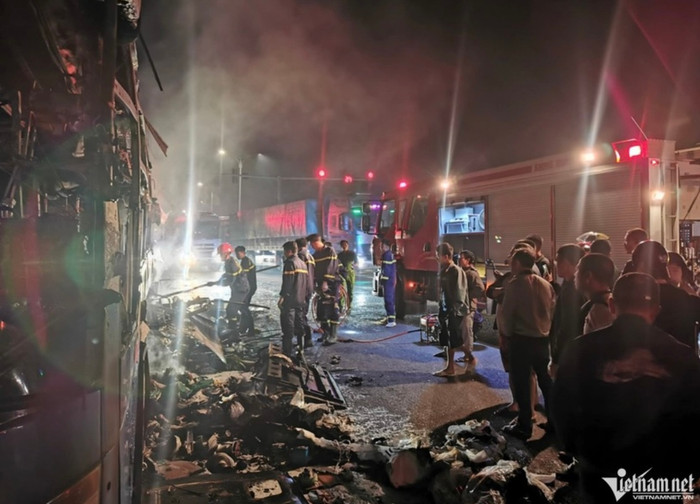 Vụ ô tô giường nằm cháy trơ khung không gây thiệt hại về người - Ảnh: Vietnamnet