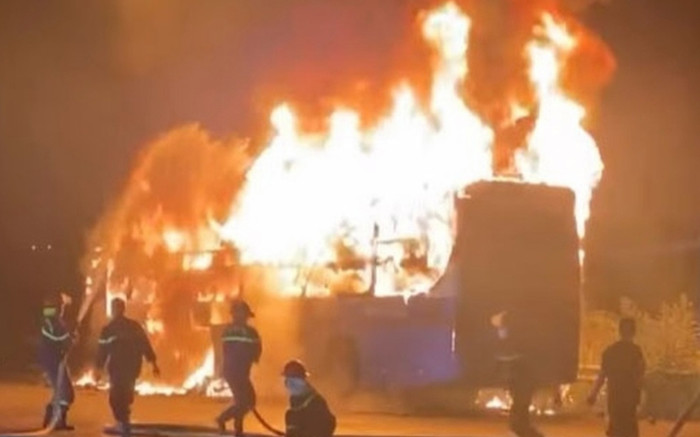 Hiện trường xe khách giường nằm cháy rụi trên quốc lộ, hành khách hoảng loạn thoát thân Ảnh 2