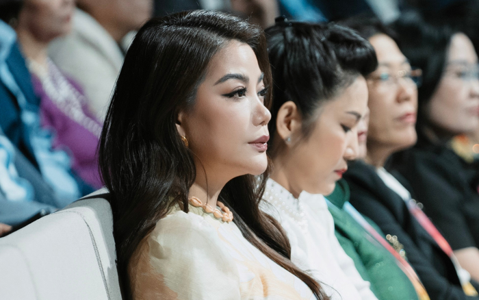 Nữ diễn viên chọn thiết kế đến từ nhà mốt Zimmermann của Úc. Sử dụng chất liệu vải lụa in hình tông màu pastel, thiết kế maxi theo phom dáng cổ điển với tay bồng dài. Mẫu đầm dài viền vỏ sò Tama nằm trong Bộ sưu tập Mùa xuân 2023 của Zimmermann mang tên Wonderland. Thiết kế nữ tính sở hữu đường viền vỏ sò đậm chất mùa hè và họa tiết sắc nét, ấn tượng. Trên eBay và nhiều trang web, giá của thiết kế này dao động từ 2.000 - 2.400 USD. Trương Ngọc Ánh phối đầm cùng với thắt lưng màu trắng của cùng thương hiệu Zimmermann có giá khoảng 400 USD để hoàn thiện tổng thể, cũng như tạo điểm nhấn cho vòng eo.