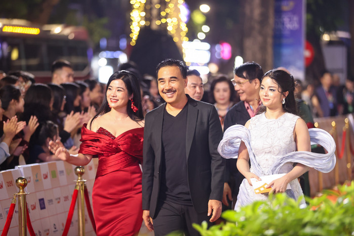 Phó Chủ tịch Hội Điện ảnh Việt Nam, nghệ sĩ Quyền Linh xuất hiện với trang phục vest đen và bộ râu lạ mắt. Nhiều khán giả đoán rằng đây là tạo hình của anh trong tác phẩm điện ảnh mới. Sau thành công của phim Hai Muối, nam diễn viên từng chia sẻ sẽ không phải chờ đến 20 năm nữa mới tiếp tục sự nghiệp diễn xuất. Nhiều nguồn tin trong giới cho biết anh sẽ tái xuất với khán giả màn ảnh rộng vào năm 2025. Đi cùng Quyền Linh là diễn viên Đàm Hằng (đầm đỏ) và Ngô Lệ Quyên. Diện đầm sáng màu được thiết kế đặc biệt trên thảm đỏ, Lệ Quyên được khen ngày một thăng hạng nhan sắc.