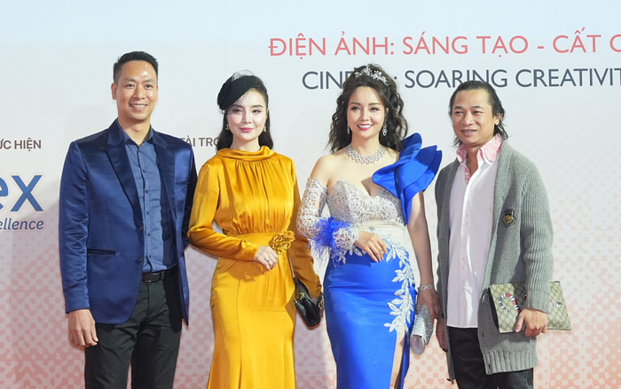 Diễn viên, đạo diễn Mai Thu Huyền có mặt từ rất sớm với chiếc đầm dạ hội thiết kế bất đối xứng, phối hai màu xanh dương và trắng khá cầu kỳ. Phần ngực váy và một bên tay là vải ren có đính kết kim tuyến bắt sáng, bên còn lại dựng form 3D với những đường xếp khéo léo cùng chất liệu vải tafta của tùng váy. Tại LHP lần này, Mai Thu Huyền cho biết được xem lại tác phẩm Hà Nội mùa đông năm 46 của đạo diễn Đặng Nhật Minh. Đây cũng là tác phẩm đánh dấu lần chạm ngõ điện ảnh đầu tiên của chị (năm 1997). Ngoài ra, bộ phim mới nhất Đoá hoa mong manh do Mai Thu Huyền làm đạo diễn cũng sẽ có buổi giao lưu và công chiếu trong đợt này.