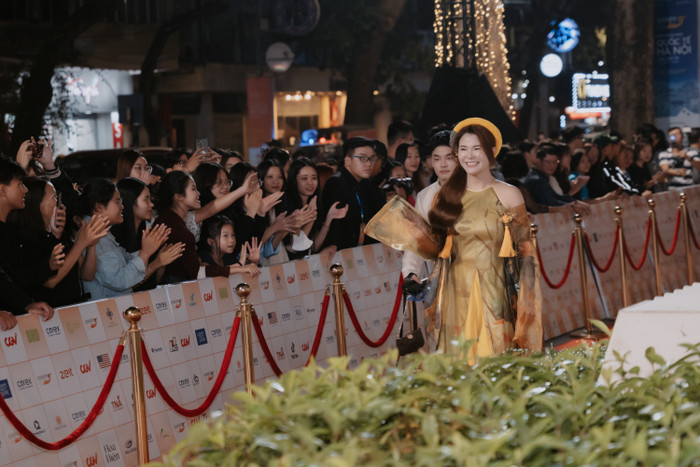 NSƯT Kim Oanh đã gặp một sự cố nhỏ, suýt vấp ngã trên thảm đỏ. Chị nhận được sự cổ vũ nồng nhiệt của khán giả nên nhanh chóng lấy lại tinh thần và tiếp tục sải bước  tin. Khi diện trang phục áo dài cách tân với phần cổ và tay lấy cảm hứng từ áo tứ thân, nữ nghệ sĩ đã mang đến hình ảnh đậm chất Việt Nam. 