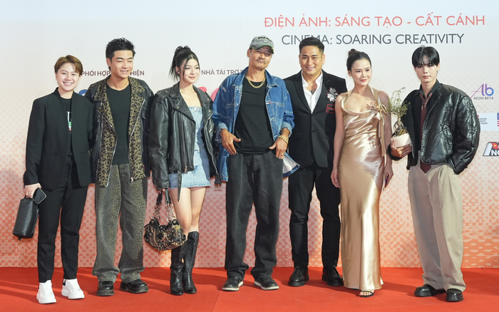 Diễn viên, đạo diễn Minh Tiệp và đạo diễn Võ Hoài Nam xuất hiện cùng con gái và diễn viên Bảo Hân của Về nhà đi con. Trong đó, đạo diễn Võ Hoài Nam chọn áo và nón jeans trẻ trung. Con gái của anh - diễn viên trẻ Võ Hoài Anh - chọn chiếc đầm ngắn bằng vải jeans, kết hợp với áo khoác và bốt bằng da màu đen để thể hiện tinh thần trẻ trung, cá tính của tuổi 19. Còn diễn viên Minh Tiệp và Bảo Hân thì trang nhã trong trang phục đen. 