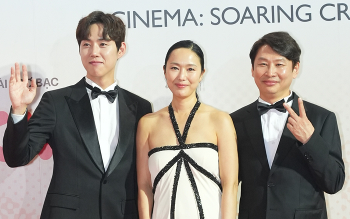 Nữ diễn viên Yoon Jin Seo cũng có mặt cùng On Joo-Wan trong chiếc đầm dài màu trắng cùng những hoạ tiết màu đen đối lập với chất liệu đính kết kim sa chạy dọc thân váy. Bên trái cô là Baek Sung-Hyun. Anh là gương mặt quen thuộc với khán giả Việt Nam qua các phim Nấc thang lên thiên đường (Stairway to Heaven), Iris 2, Voice, Khi nàng say giấc (While You Were Sleeping),...  Bộ phim mới nhất trong năm nay của anh là Su-Ji and U-Ri.