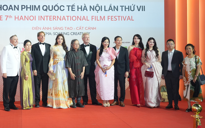 Diễn viên, nhà sản xuất Trương Ngọc Ánh (thứ 4 từ trái sang) đi cùng với nhà sản xuất, chủ tịch Ban giám khảo phim dài của HANIFF 2024 William Pfeiffer. 