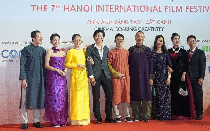 Đạo diễn Trịnh Đình Lê Minh chọn trang phục áo dài truyền thống khi đến thảm đỏ HANIFF 2024. Bộ phim điện ảnh Ngày xưa có một chuyện tình đang chiếu tại các rạp của anh là phim Việt Nam duy nhất có tên trong danh sách tranh giải lần này. 2 diễn viên trong phim là Ngọc Xuân và Rima Thanh Vy (thứ 2, thứ 3 từ trái sang) diện áo dài cách điệu đẹp mắt.