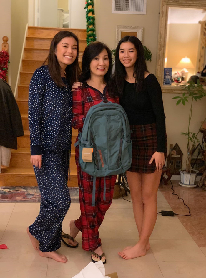 Nghệ sĩ Hồng Đào bên 2 con gái.