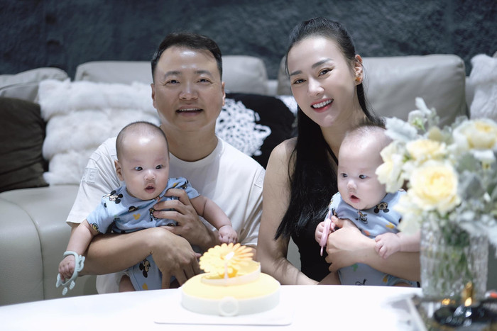 Khung ảnh gia đình hạnh phúc của Phương Oanh và Shark Bình bên cạnh hai con.