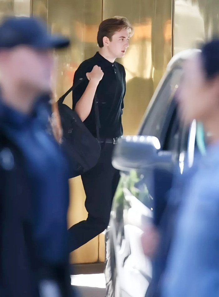 Barron Trump gây chú ý ở bất kỳ nơi đâu mà cậu xuất hiện