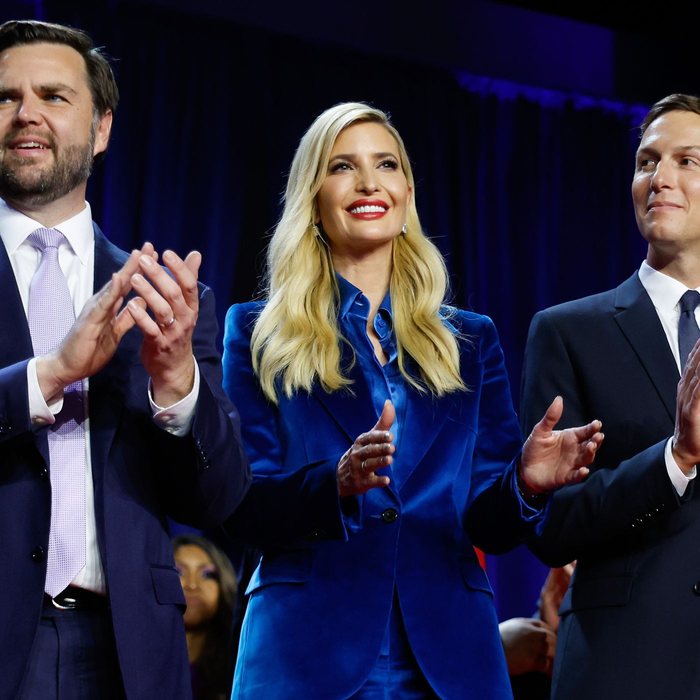 Nhan sắc thu hút của Ivanka Trump gây chú ý trong ngày chiến thắng của cha mình. 