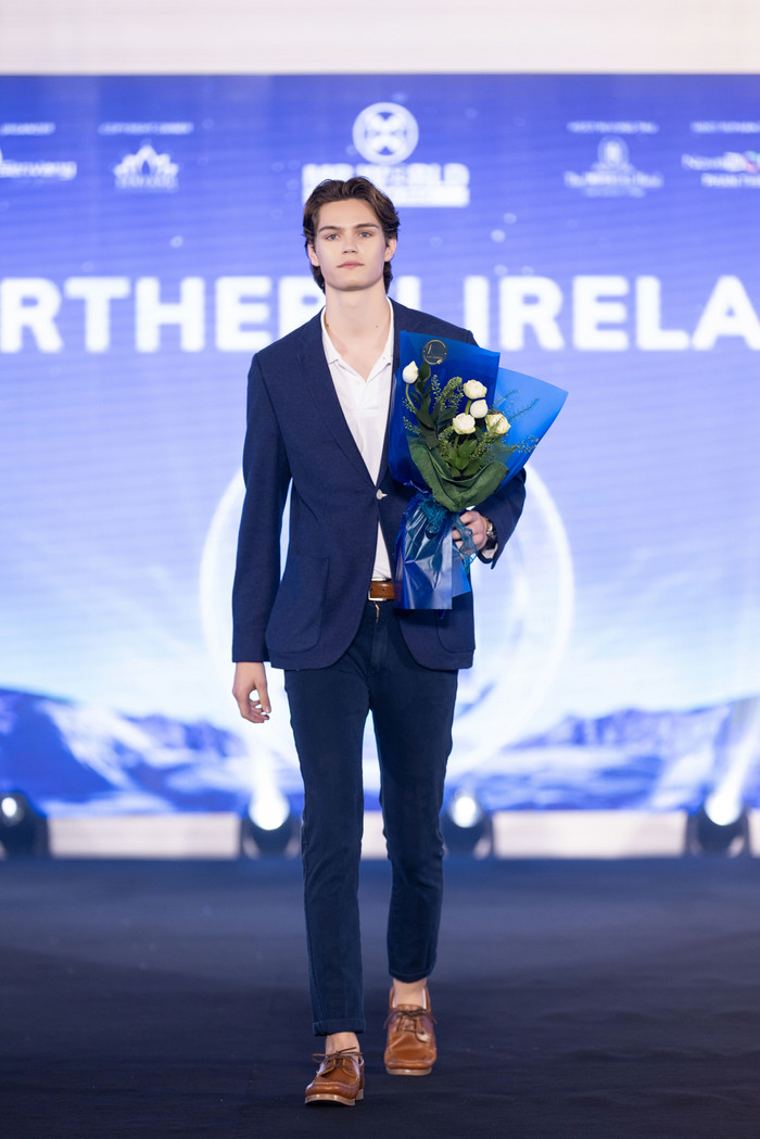 Đại diện Bắc Ireland - James Moody cũng là một trong những thí sinh nhỏ tuổi nhất ở cuộc thi nhưng lại có chiều cao cực kỳ ấn tượng lên đến 1m95. James được các chị em khen ngợi vẻ đẹp tựa nhân vật trong 'thần thoại Hy Lạp'. 