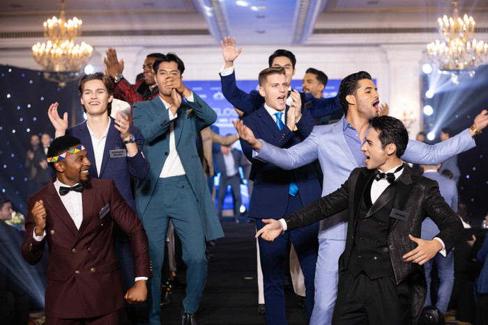 Tối 7/11, họp báo của Mr World 2024 chính thức diễn ra tại Vũng Tàu. Tại sự kiện, hơn 60 thí sinh ra mắt khán giả qua các phần thảm đỏ, nhận bảng tên đại diện cho quốc gia. 