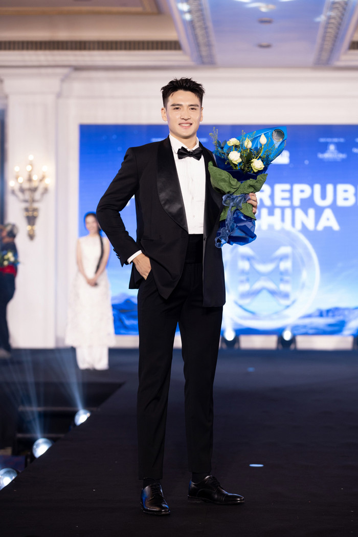 Đại diện Trung Quốc - Wei Zihong cao 1m88. Anh chàng 24 tuổi đang một trong những thí sinh nhận được hiệu ứng truyền thông tốt nhất khi đặt chân đến Việt Nam tranh tài. Wei sở hữu gương mặt góc cạnh cùng làn da trắng ấn tượng, thân hình vạm vỡ đậm nét Châu Á. Tại sự kiện, đại diện Trung Quốc 