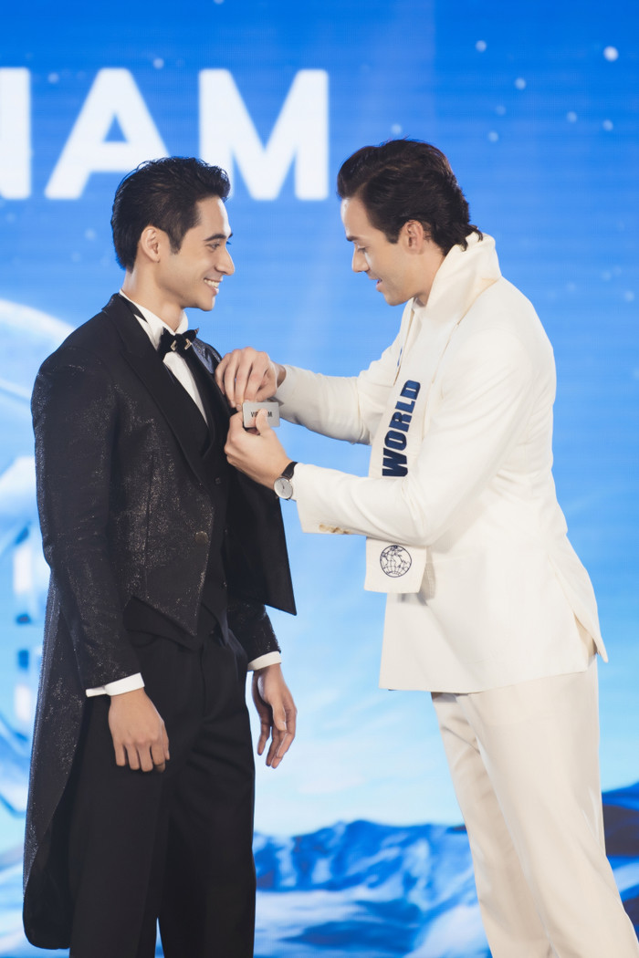 Đại diện Việt Nam - Phạm Tuấn Ngọc nhận bảng tên từ Đương kim Nam vương Thết giới. Đứng giữa dàn thí sinh quốc tế, vẻ ngoài cao ráo, mạnh mẽ của Tuấn Ngọc không bị lép vế so với các đối thủ. Trong sự kiện ra mắt, anh chàng chọn kiểu áo vest mullet thắt nơ lịch thiệp. Đồng thời, chàng trai sinh năm 1999 cũng lắng nghe ý kiến của khán giả sạch toàn bộ râu được chăm sóc kỹ lưỡng để phù hợp hơn với ngoại hình. 