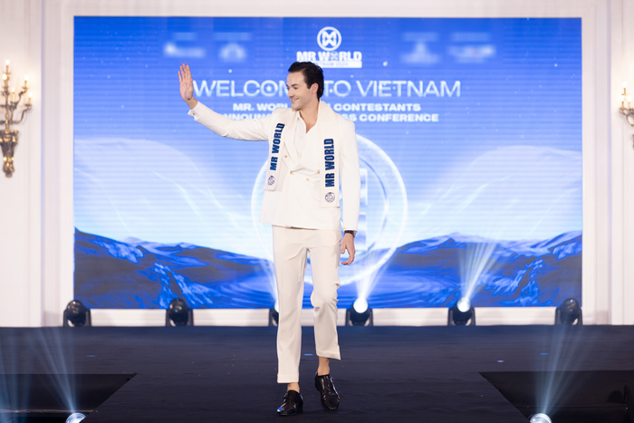 “Rất tuyệt vời khi được trở lại Việt Nam. Cảm ơn sự chào đón nồng nhiệt dành cho tôi. Tôi rất hân hạnh khi được đồng hành cùng các thí sinh năm 2024. Thí sinh Mr World đã có khoảng thời gian tuyệt vời, tận hưởng những điều tuyệt đẹp của thành phố biển Vũng Tàu”, đương kim Mr World Jack Heslewood chia sẻ.