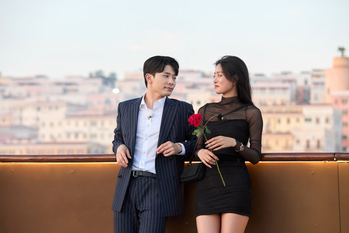 Showbiz 24h: Hình ảnh của Bùi Khánh Linh và Minuk tại tập cuối chương trình Đảo Thiên Đường