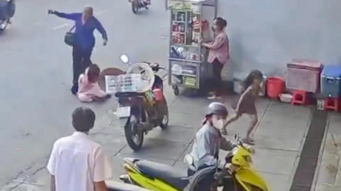Bé gái ôm đầu chịu trận để người phụ nữ đánh đập giữa đường. (Ảnh cắt từ video)