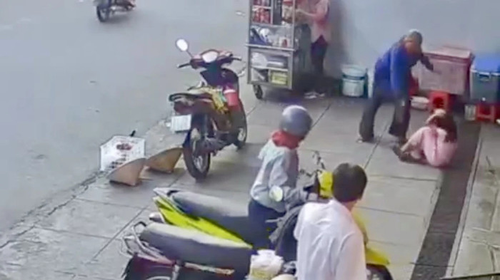 Nhiều người chứng kiến nhưng không ai chạy vào can ngăn. (Ảnh cắt từ video)
