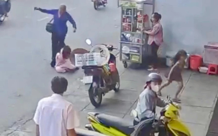 Người phụ nữ đánh đập bé gái giữa đường, nhiều người chứng kiến nhưng không can ngăn Ảnh 2