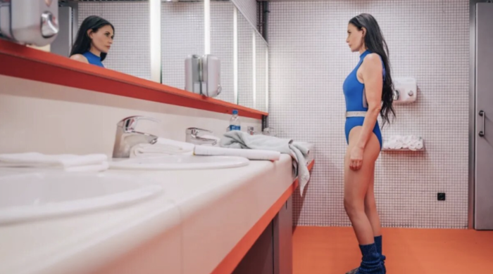 Phân cảnh đánh nhau của Sue và Elizabeth trong nhà vệ sinh được cắt tỉa cực kỳ mượt mà