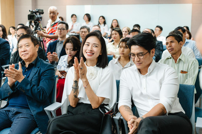 Vợ chồng Ngô Thanh Vân - Huy Trần thường xuyên tham gia các hoạt động công tác xã hội. Ảnh: FBNV