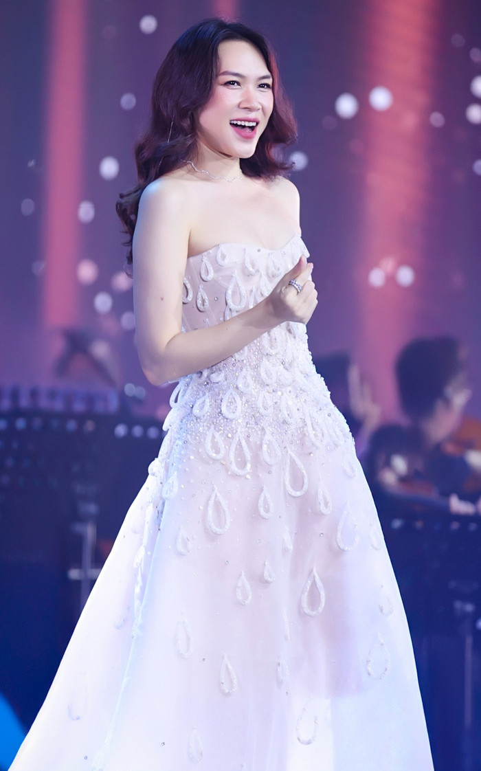 Mỹ Tâm 'chỉnh' một khán giả trong buổi biểu diễn Ảnh 1