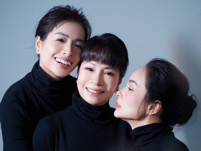 Bộ hình của hai siêu mẫu Thuý Hằng - Thuý Hạnh và mẹ ruột được thực hiện theo phong cách tối giản, trong trang phục của NTK Lê Thanh Hoà.