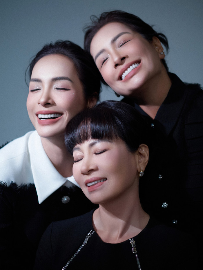 Thuý Hằng - Thuý Hạnh chia sẻ mẹ ruột thích trồng hoa, mê chụp ảnh và có gu thẩm mỹ hướng đến sự thanh lịch. 