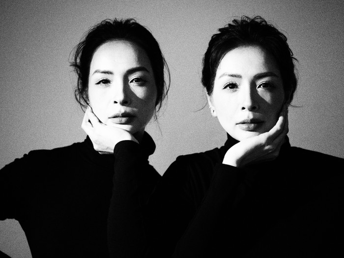 Thuý Hằng - Thuý Hạnh khoe visual xinh đẹp, thần thái ngút ngàn trong bức ảnh đen trắng.