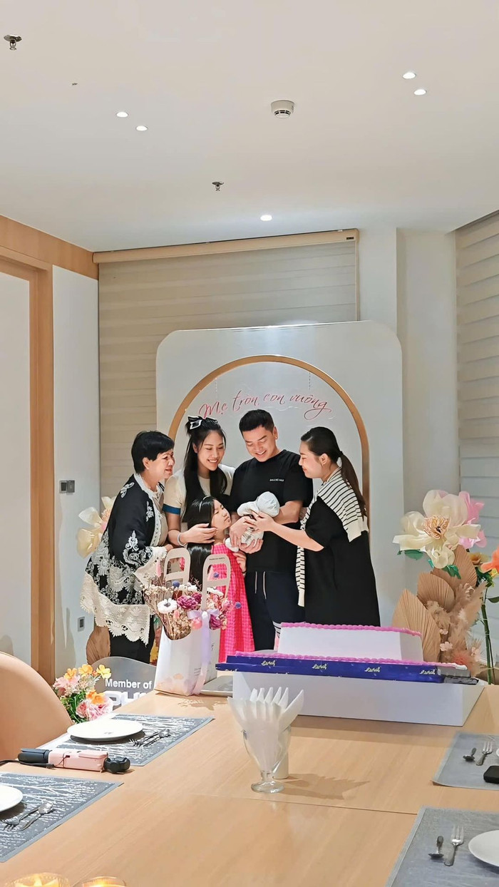 Quang Minh vui vẻ chụp ảnh bên cạnh gia đình bạn gái. Chi tiết này cho thấy nam nghệ sĩ rất được lòng gia đình 'nửa kia'.