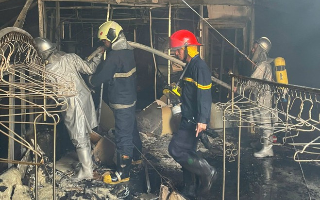 Cháy loạt nhà dân ở Hà Nội: Cột khói cao chục mét, người dân chạy tán loạn Ảnh 2