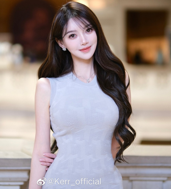 Bạn gái Huỳnh Hiểu Minh nhiều lần gây tranh cãi về nhan sắc và phát ngôn.