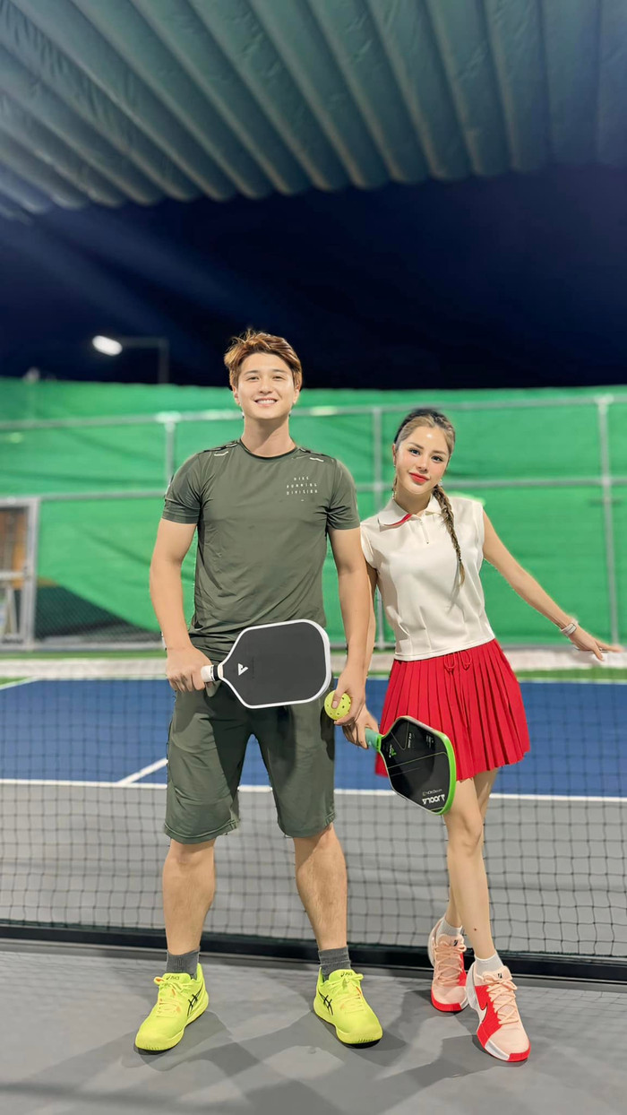 Huỳnh Anh và Bạch Lan Phương chăm chỉ khoe khoảnh khắc tập luyện tại sân pickleball.