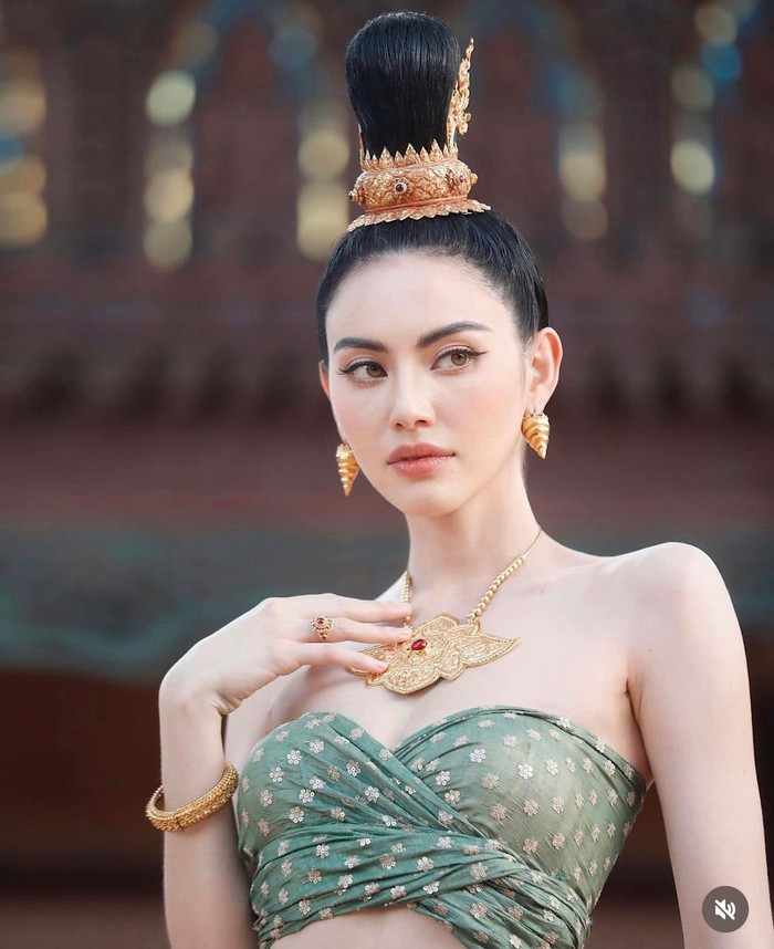 Nữ diễn viên xinh đẹp Mai Davika trong Nữ Hoàng Ayohaya