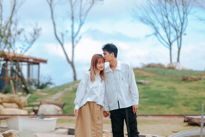 Mạc Văn Khoa cho biết anh hạnh phúc, may mắn khi có vợ đồng hành từ công việc đến đời sống.