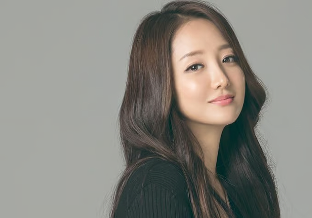 Sa Kang từng là nữ diễn viên quen mặt trên màn ảnh nhỏ Hàn Quốc nhưng biến cố đã khiến cô phải chật vật làm việc nuôi hai con gái. 