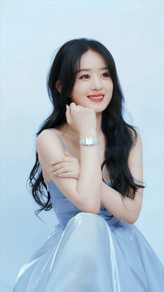 Sau khi ly hôn, Triệu Lệ Dĩnh luôn bận rộn với công việc và chăm sóc con trai, cô không chú tâm đến việc hẹn hò và tái hôn. 