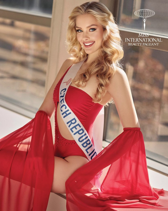 Nhan sắc kiều diễm như búp bê của đại diện đến từ Czech Republic. 
