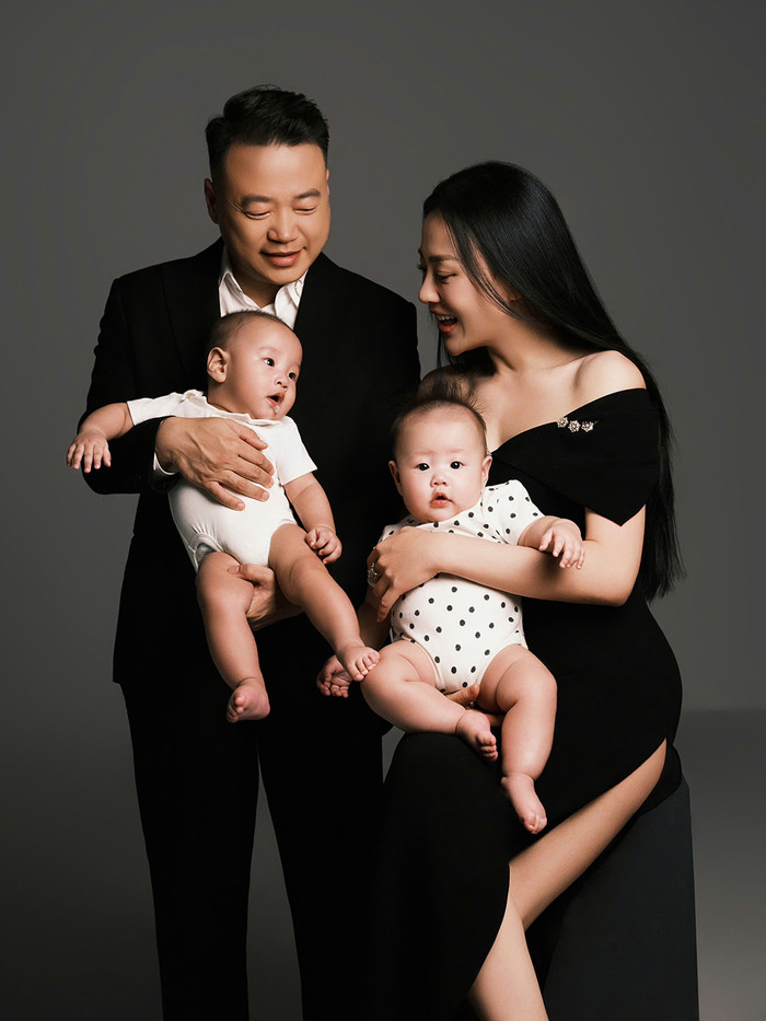 Vợ chồng Phương Oanh cùng 2 con trong bộ ảnh mới. 