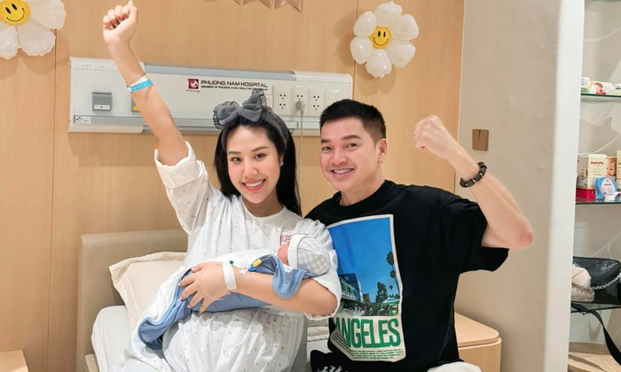 Quang Minh và bạn gái đón con trai chung cách đây ít ngày.