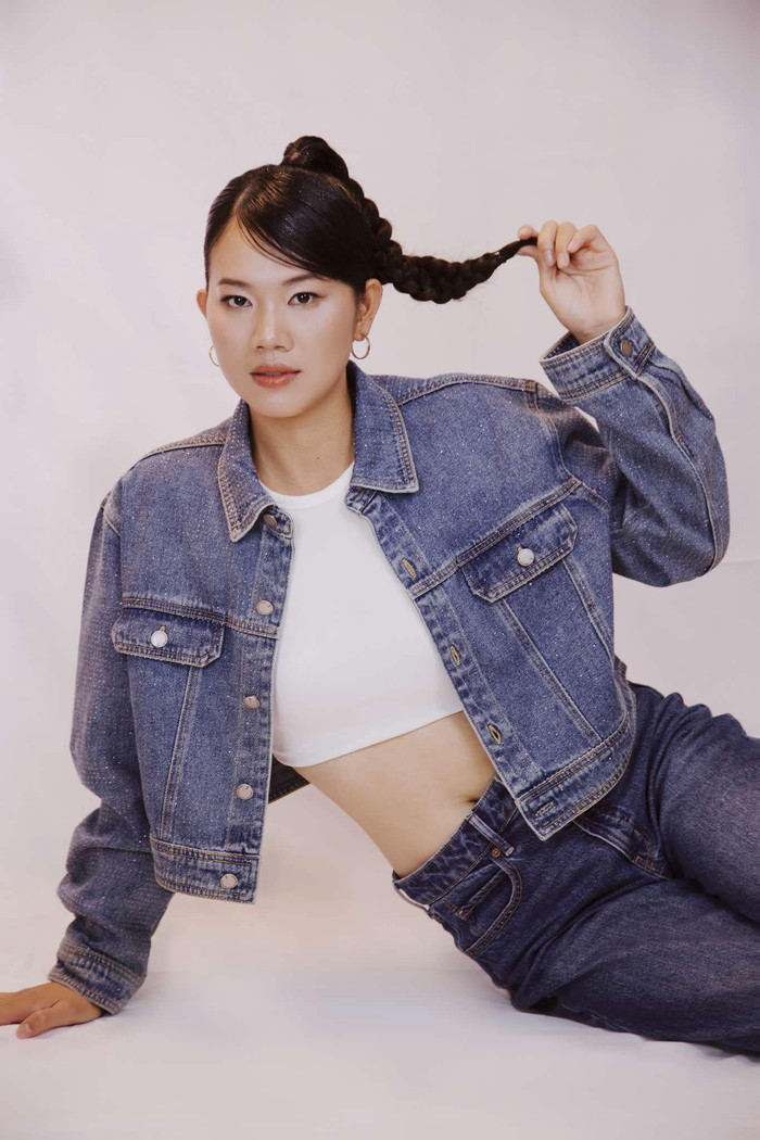 Trong khoảnh khắc đăng tải, Ánh Viên hoàn toàn “lột xác” hình ảnh trong thời khắc đánh dấu cột mốc mới. Chất liệu denim jeans sậm màu được cô ưu ái cho album ảnh tuổi 28 lần này. Ánh Viên kết hợp hài hòa bản phối áo khoác lửng và quần jeans chít eo. Mẫu áo croptop thun tăm phủ tông trắng không chỉ mang lại hiệu ứng thị giác mà còn góp phần tôn lên vòng eo săn chắc của người mặc.  