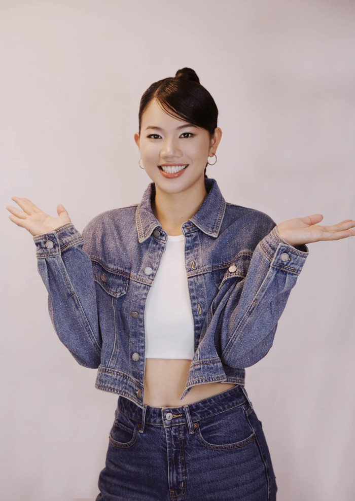 Cựu vận động viên tuyển quốc gia phá cách với kiểu tóc tết pony tail, rẽ lệch mái đầy năng động. Khuyên tai khoen tròn cũng là điểm nhấn cho tạo hình lần này. So sánh với những tạo hình trong trẻo trước đó, có thể thấy, Ánh Viên đã có sự thay đổi đáng kể trong khâu trang điểm. Kình ngư quê Cần Thơ thử thách bảng màu mang hơi hướm Y2K đầy độc đáo với son môi bóng ánh cam, bầu mắt lấp lánh kim sa bắt sáng.  