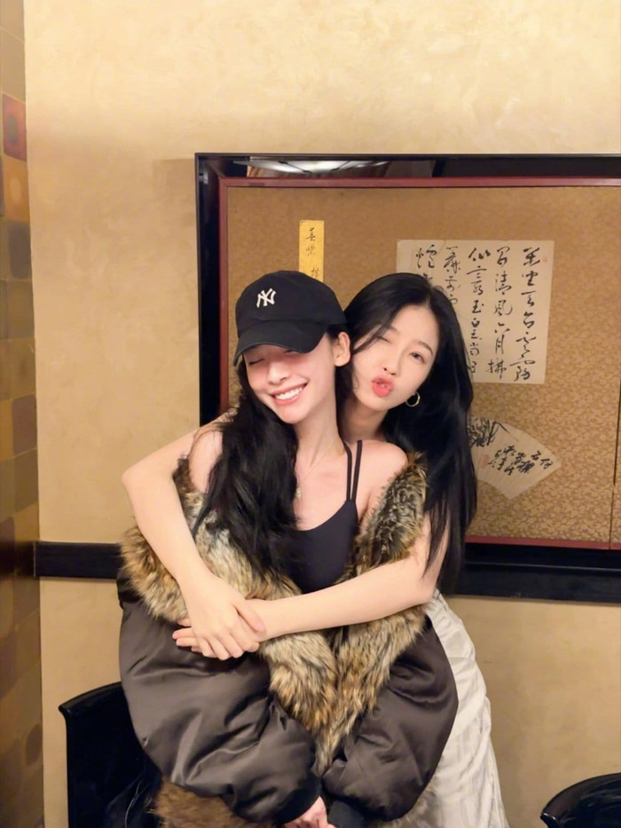 Ngu Thư Hân quen biết nhiều người bạn trong giới nhờ tài ngoại giao giỏi. 