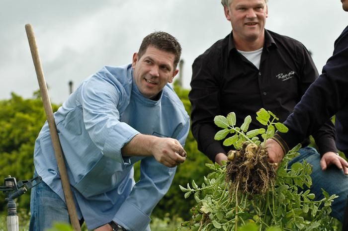 Khoai Bonnotte rất dễ nát, vỡ vỏ nên người nông dân không thể sử dụng máy mà mọi khâu đều phải thu hoạch bằng tay.