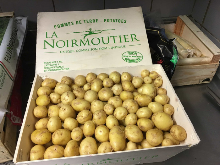 Vỏ của khoai tây La Bonnotte có khả năng hấp thụ mùi của đất, nước, vì vậy nên ăn khoai tây còn nguyên vỏ để cảm nhận vị ngon đặc trưng.