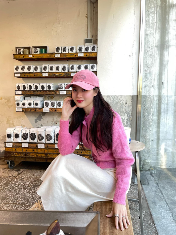 Midu diện trang phục với hai tông màu hồng, trắng. Ảnh: FBNV