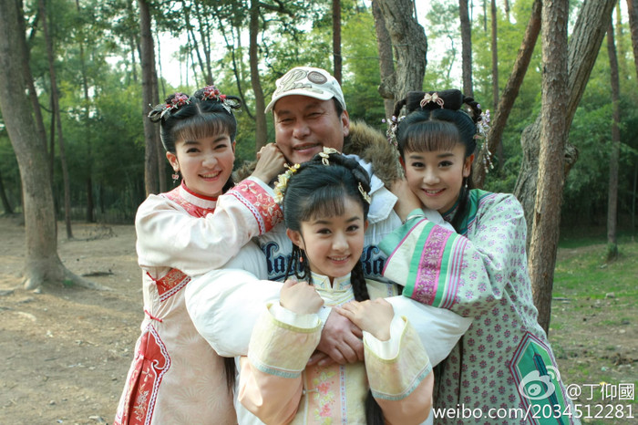 Bức hình gây tranh cãi của Triệu Lệ Dĩnh chụp cùng đoàn phim Tân Hoàn Châu Cách Cách. 