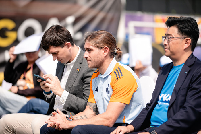 Các huấn luyện viên hàng đầu của câu lạc bộ sẽ trực tiếp hướng dẫn các trẻ em cũng như huấn luyện viện Việt Nam.