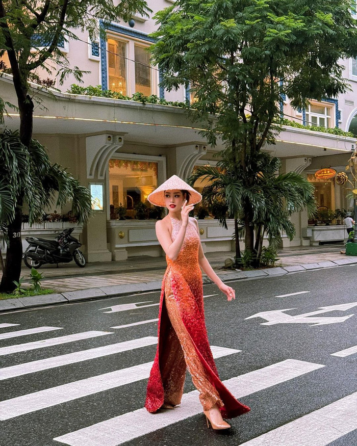 Hoa hậu Khánh Vân từng diện thiết kế áo dài này thực hiện một bộ ảnh.